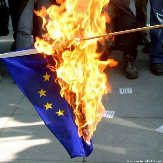 Arnaud_dekeyser's tweet photo. @EmmanuelMacron Cette Europe de merde nous veut du mal, et tu cautionnes ça...Mercosur, relance nucléaire obstruée, aide au régime corrompu ukrainien, censure numérique, mais quelle ANGOISSE ! https://t.co/QyR0fW9DuM