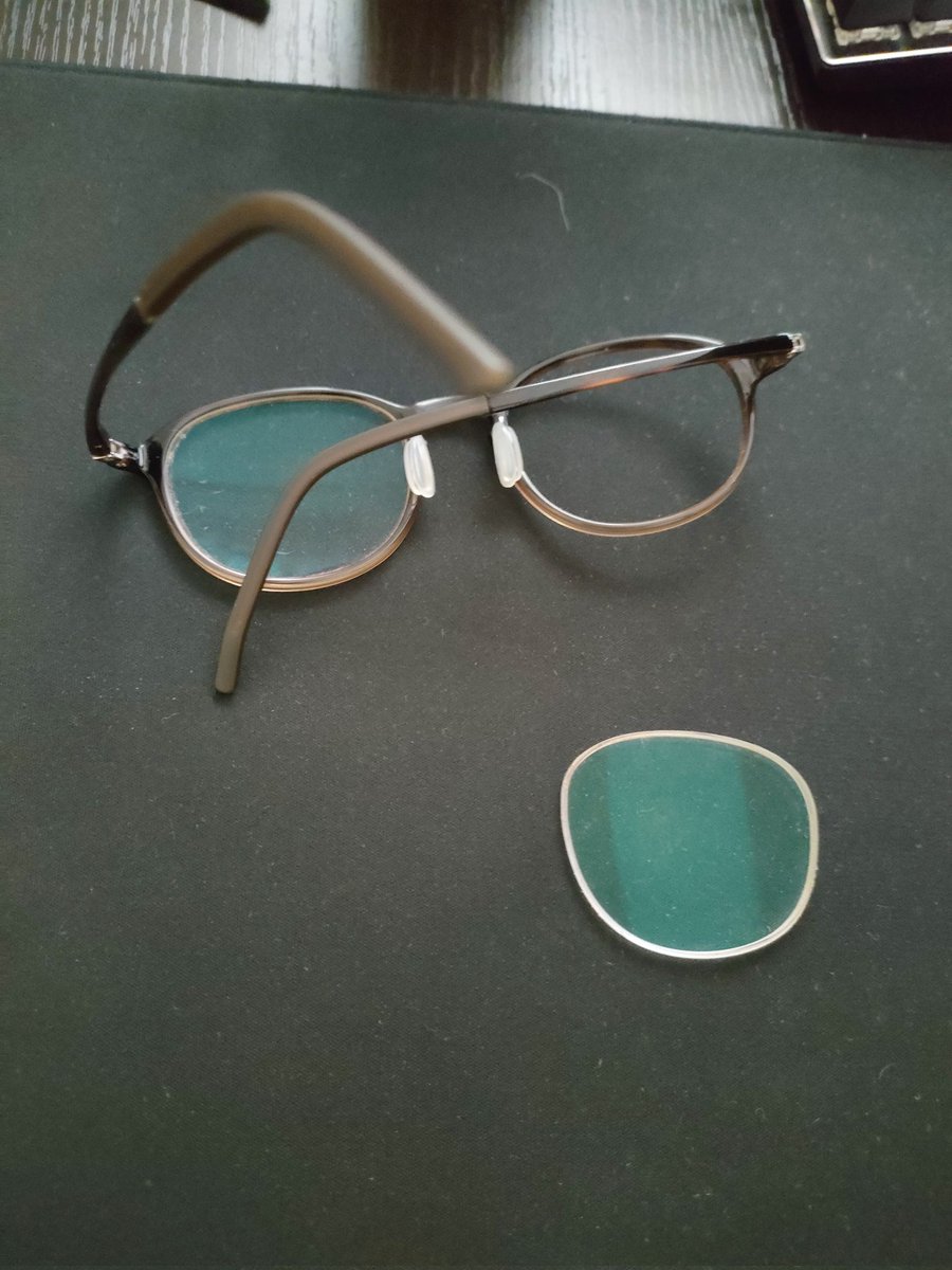NegiMonzu's tweet photo. これは朝起きたらレンズが外れてた眼鏡さん👓️

昨日の夜は「呑みすぎて目の焦点合わなくなった！」って大騒ぎしたところまで憶えてる https://t.co/M7GJAdRwPK