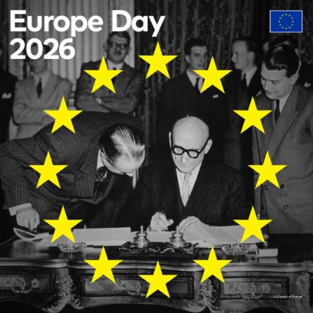 EUDigitalEdu's tweet photo. Democracy thrives when citizens are informed &amp; skilled.
 
On #EuropeDay, we highlight how digital &amp; media literacy empowers us:
 
🟩innovate
🟩spot misinformation
🟩engage in public debate
 
A strong Europe means no one is left offline. It's skills &amp; lifelong learning for all. 🇪🇺 https://t.co/jUctBhvLUK