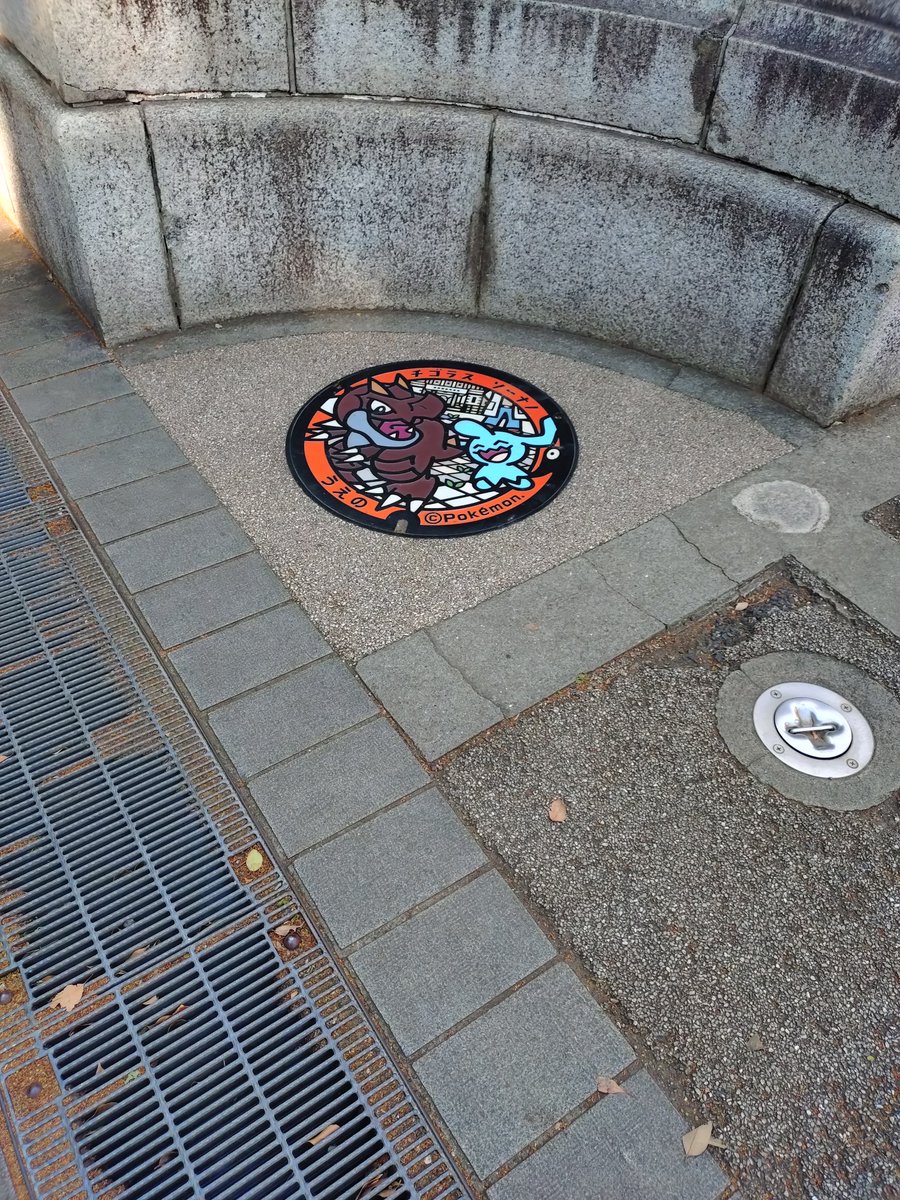 k_siguma's tweet photo. 上野ポケフタあったのか…てことで撮ってきた
グレイシア蓋の上に…
グルトン写り込む https://t.co/Jj9551aPsX