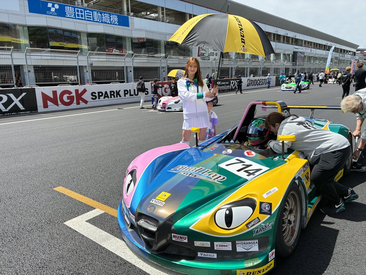 credit_print's tweet photo. AIWINのスポンサー幕とFCR-VITAのグリッドでの一コマ。
#714金本きれい選手と、#32保井舞選手 https://t.co/t6csTagkcj