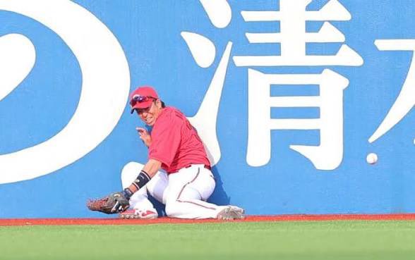 HS08black's tweet photo. 野間にノーノー阻止され、ふと3年ぐらい前の事件を思い出して、当日のカープファンが試合後グラウンドで現場検証してたなぁと思って見返したら再現性が高すぎてワロテル。 https://t.co/S0AkYc9I4s