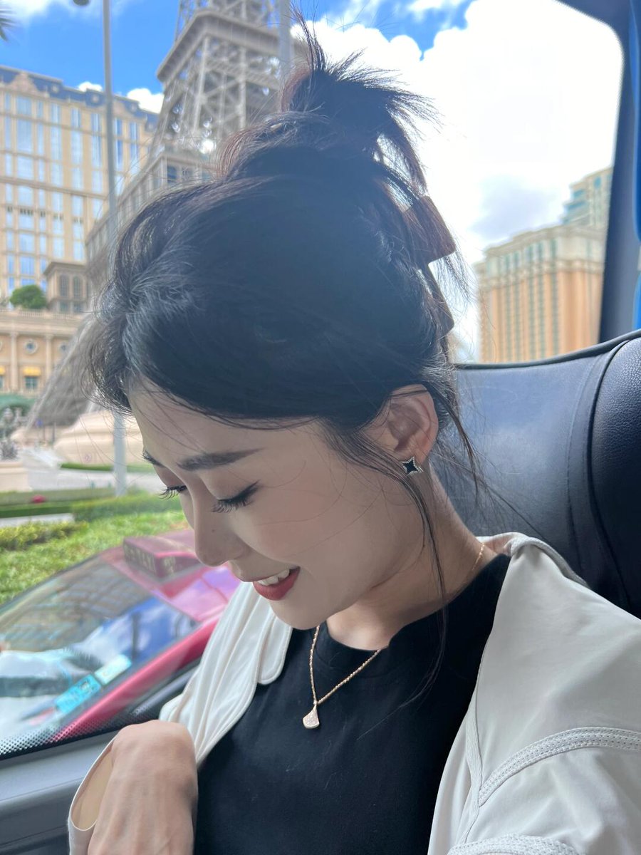 回深圳的路上了，有没有小奶狗今天来给姐姐保养一下😊😊 https://t.co/01O35Y79q9