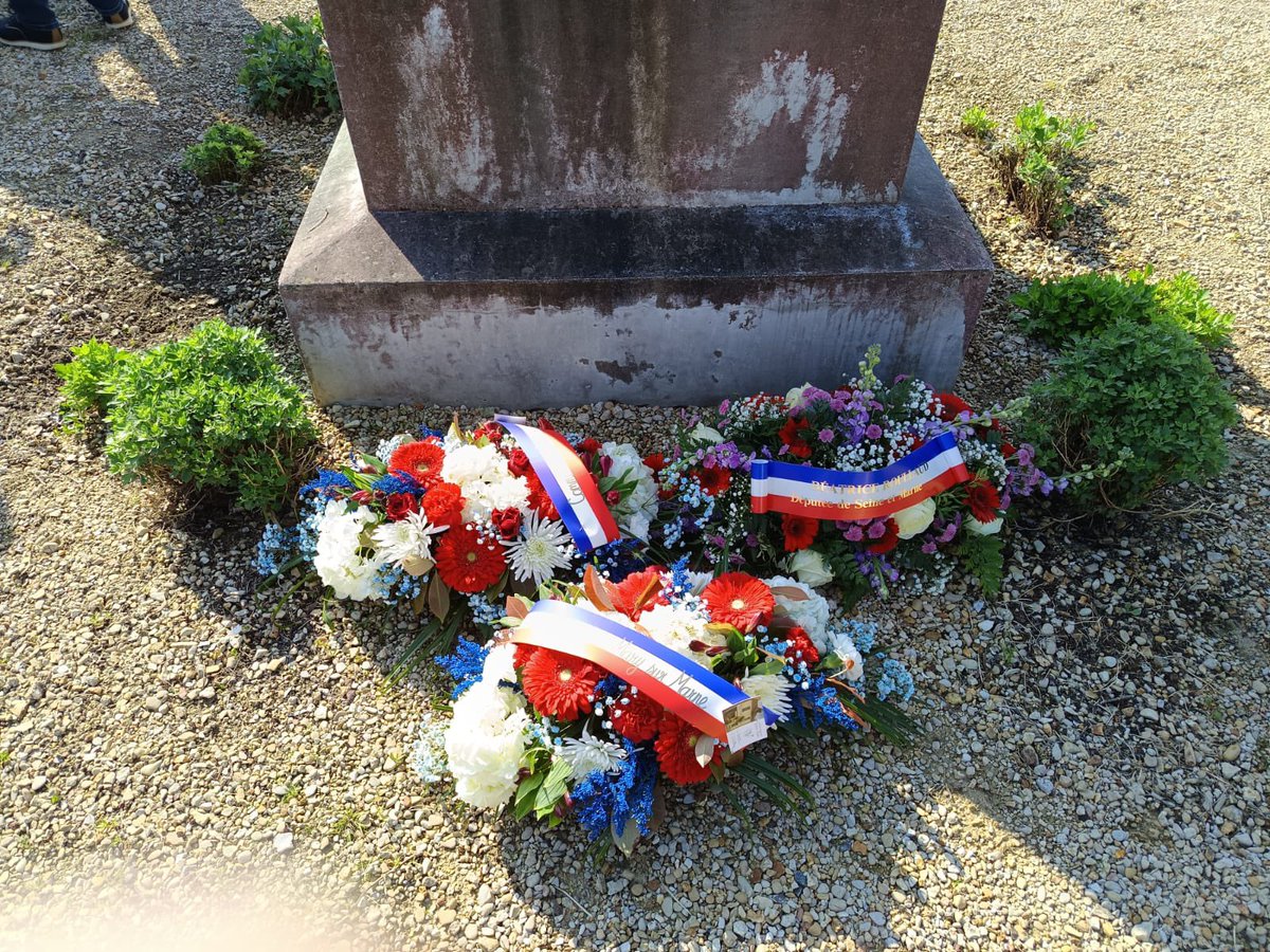 RoullaudBeatric's tweet photo. Tandis que je déposais en ce 8 mai 1945, une gerbe à Meaux,
➡️ mon suppléant, Alain Rouvellat, en déposait une à #Mary puis une autre à #Lizy sur Ourcq,
➡️ Sabrina Malejacq honorait nos morts en mon nom, à #Saint_Pathus,
➡️ Enfin j’ignore si le Maire de #Saint_Soupplets, Monsieur Devauchelle, rencontré la vieille en conseil communautaire, fini par accepter comme je lui avais demandé, le dépôt d’une gerbe en mon par le conseiller municipal RN, Sébastien Burdeau ?
Merci aux Maires qui ont accepté qu’un élu me représente pour le dépôt d’une gerbe en ce jour de commémoration, et honte au sectarisme de ceux qui le refusent.
@RNational_off
@groupeRN_off
@RNational77
@S_MALEJACQ
#RN77