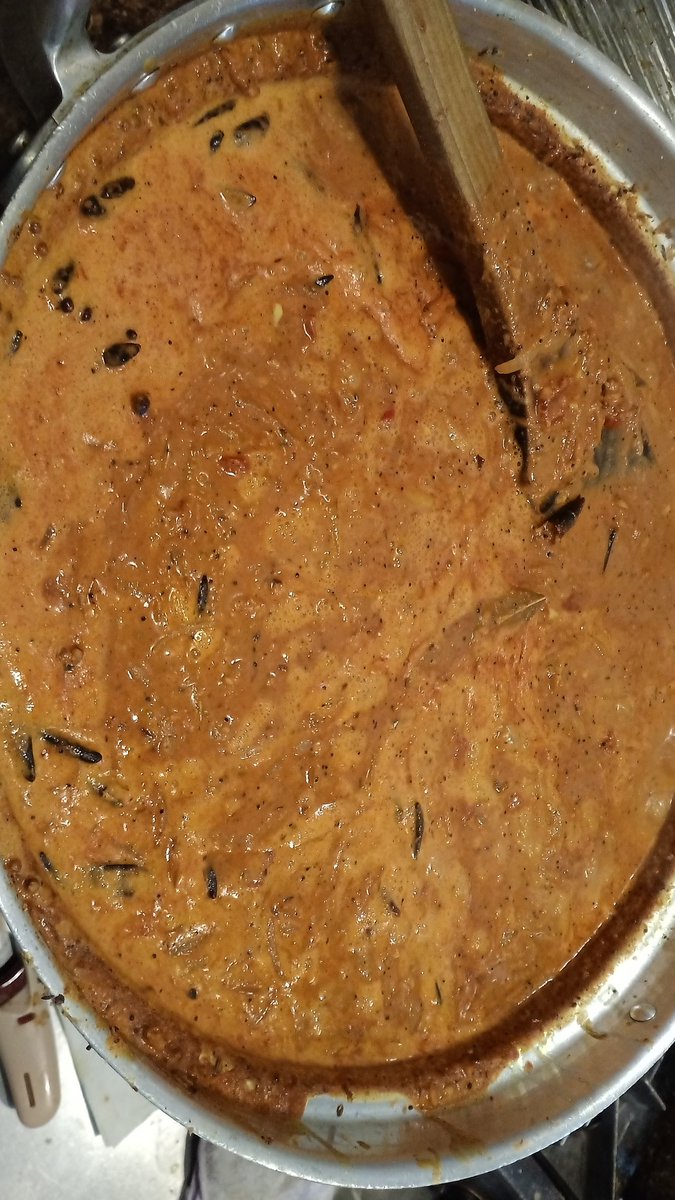 collectea's tweet photo. ホットチキンカレーを仕込んでいます。水を1滴も使わずに、磯沼牧場のジャージーミルクだけで煮込んでいます。約６０人分です。
辛さとミルクのコクが楽しめます。ご賞味下さい。
来週、再来週の定休日　5/12,13,19,20(火水)
営業時間　11:00～15:00
宜しくお願いします🙇‍♀️⤵️ https://t.co/P42C7fNBdb