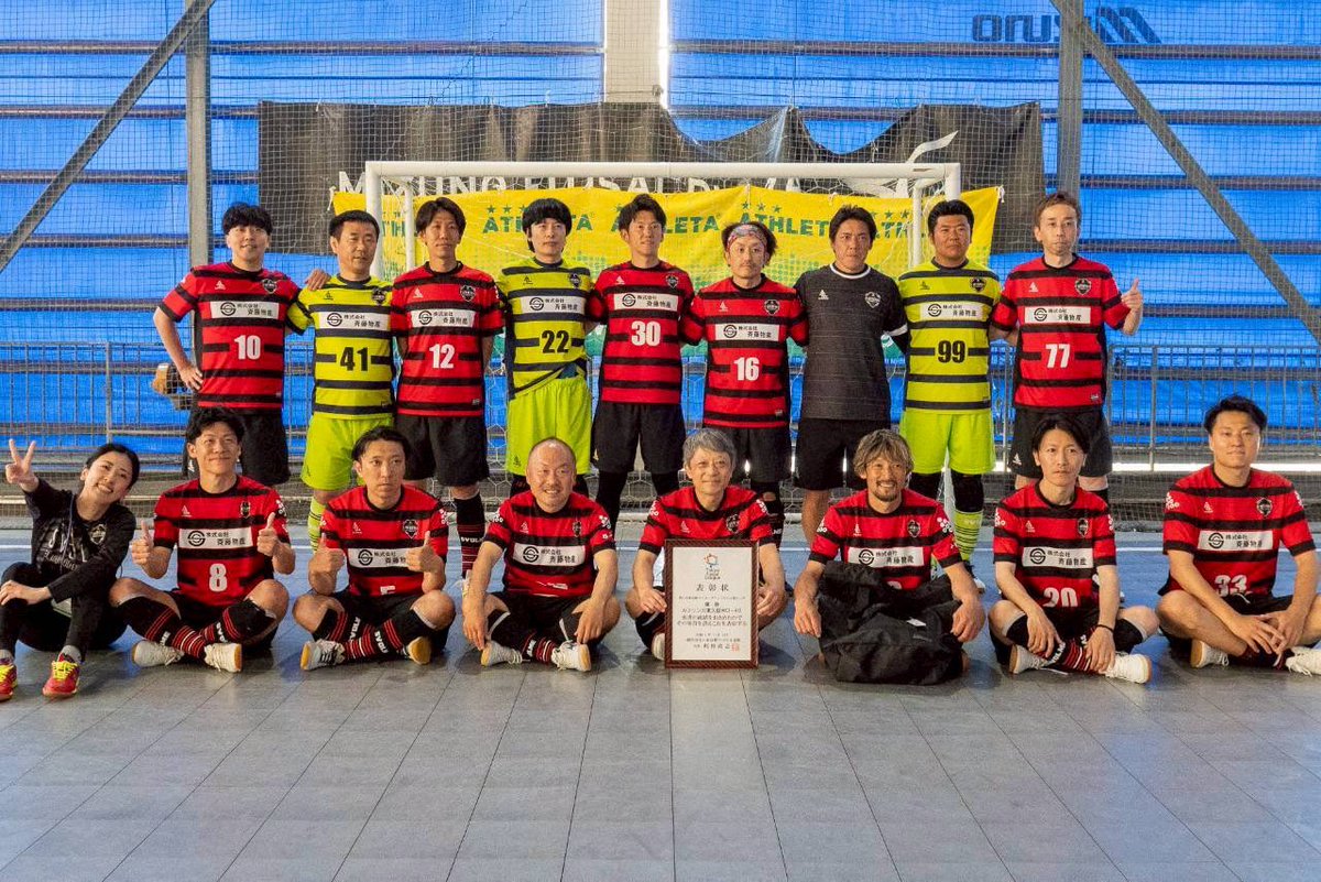ojiringa40's tweet photo. 本日の結果をもちまして、東京都マスターズリーグ2部【優勝】となり、来季は1部に昇格が決まりました。

また、MVPに垣本右近が選出され、チーム内得点王も獲得です👏

悪夢の2連敗から頑張りました！
まだまだやれるぞ、おじリンガ⚽️！

来季1部でもどうぞ、よろしくお願いします。 https://t.co/ZgNUc5NDVP