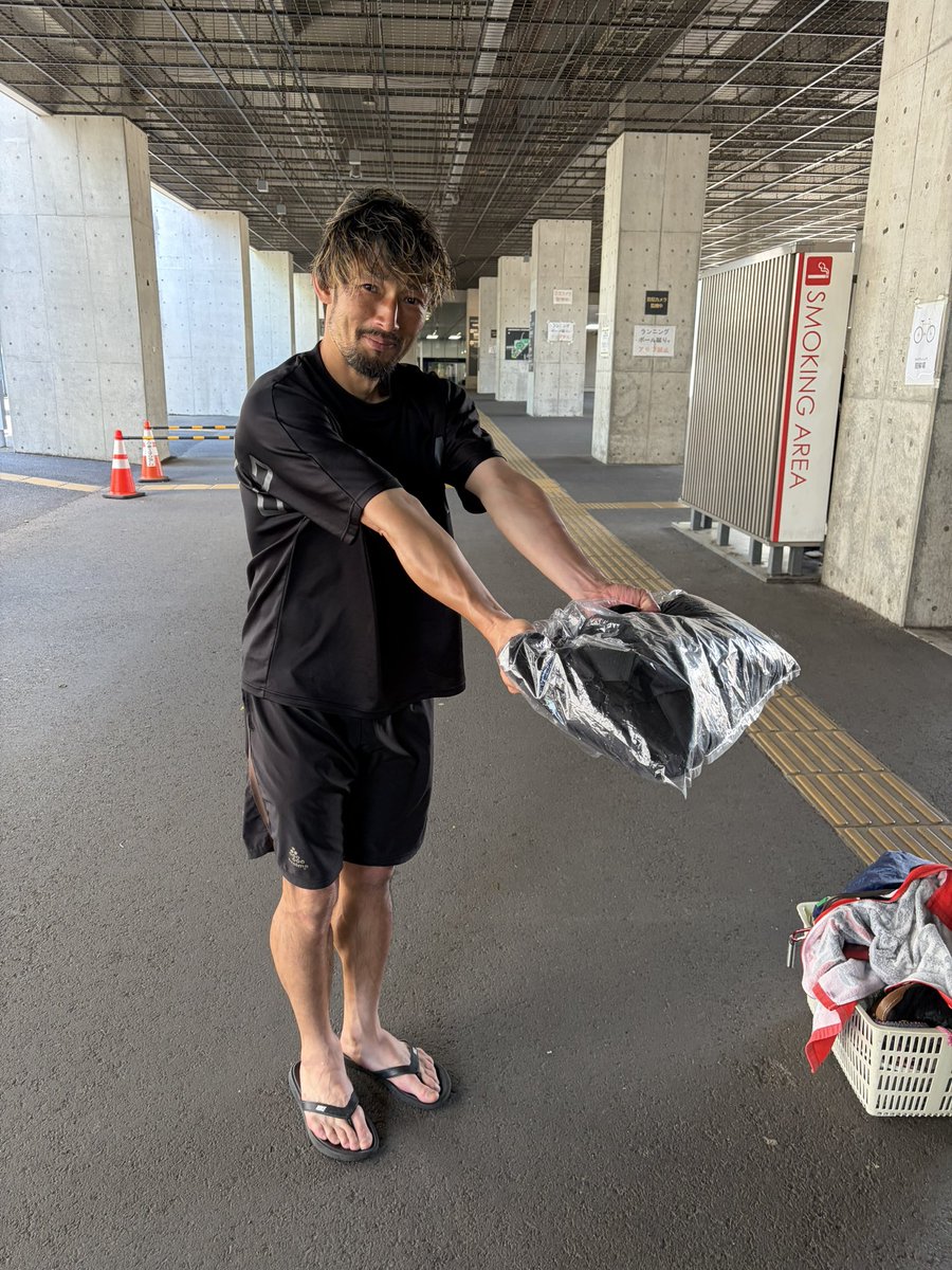 ojiringa40's tweet photo. 本日の結果をもちまして、東京都マスターズリーグ2部【優勝】となり、来季は1部に昇格が決まりました。

また、MVPに垣本右近が選出され、チーム内得点王も獲得です👏

悪夢の2連敗から頑張りました！
まだまだやれるぞ、おじリンガ⚽️！

来季1部でもどうぞ、よろしくお願いします。 https://t.co/ZgNUc5NDVP