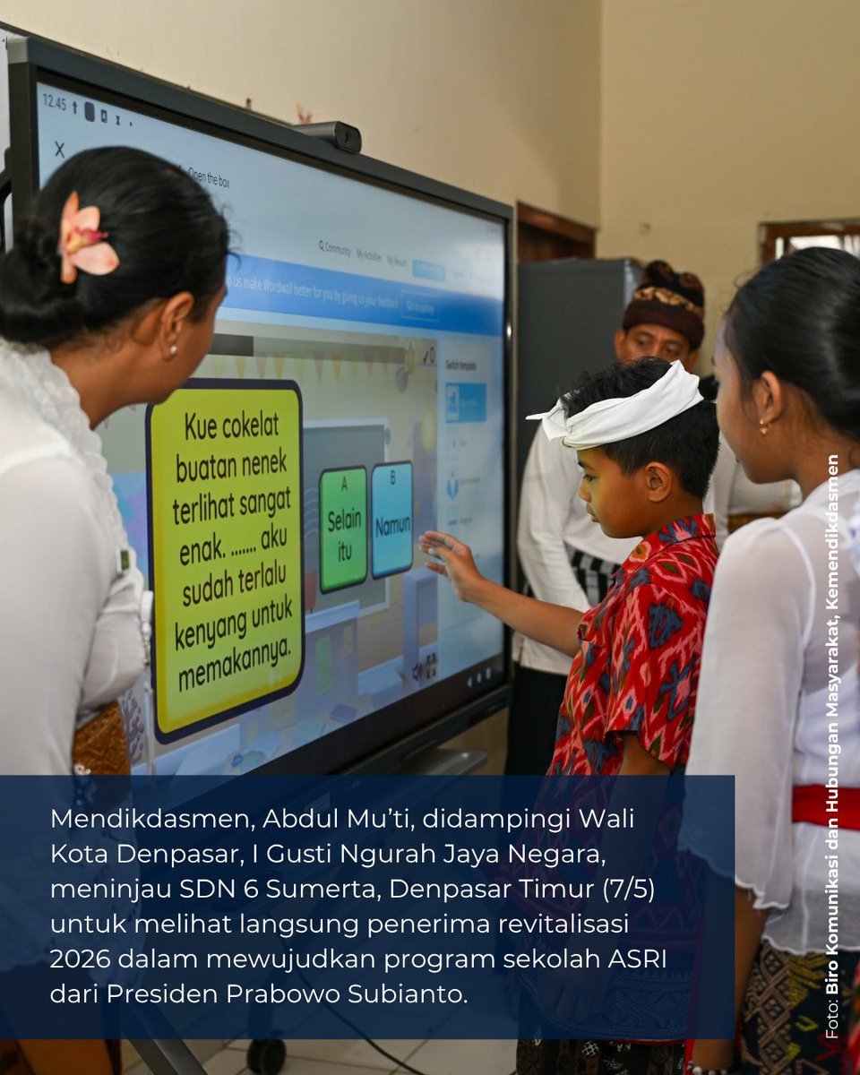 Kemdikdasmen's tweet photo. #SobatBelajar, pemanfaatan Papan Interaktif Digital (IFP) menjadi perhatian saat Mendikdasmen, Abdul Mu'ti meninjau SDN 6 Sumerta, Denpasar, Bali, pada Rabu (7/5). Didampingi Wali Kota Denpasar, I Gusti Ngurah Jaya Negara, Mendikdasmen melihat langsung pembelajaran Bahasa Indonesia di kelas 4 yang memanfaatkan papan interaktif digital tersebut.