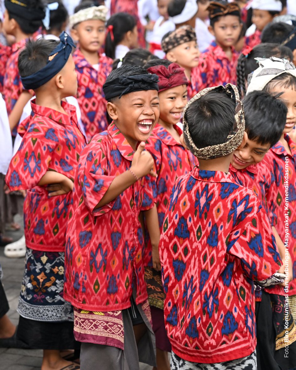 Kemdikdasmen's tweet photo. #SobatBelajar, pemanfaatan Papan Interaktif Digital (IFP) menjadi perhatian saat Mendikdasmen, Abdul Mu'ti meninjau SDN 6 Sumerta, Denpasar, Bali, pada Rabu (7/5). Didampingi Wali Kota Denpasar, I Gusti Ngurah Jaya Negara, Mendikdasmen melihat langsung pembelajaran Bahasa Indonesia di kelas 4 yang memanfaatkan papan interaktif digital tersebut.