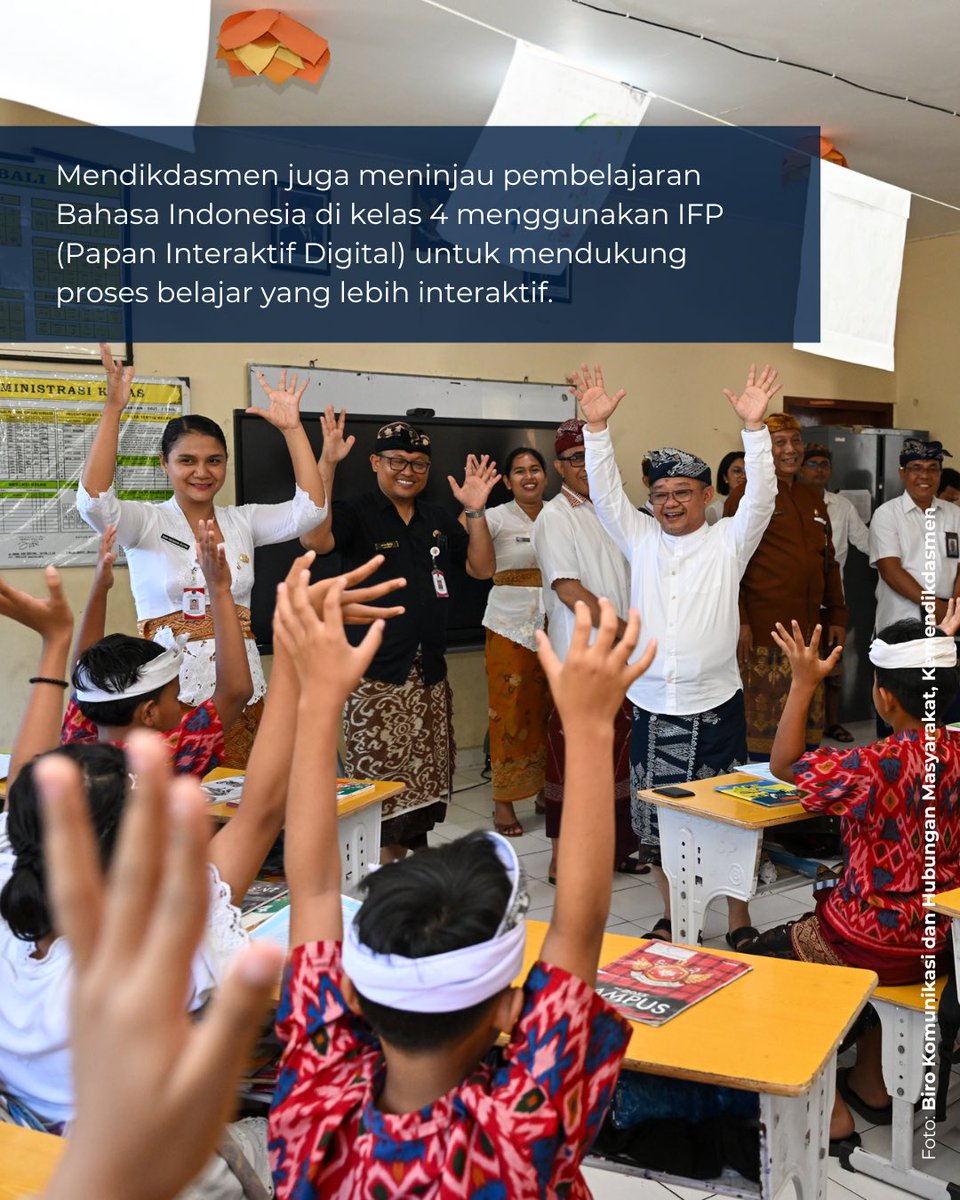 Kemdikdasmen's tweet photo. #SobatBelajar, pemanfaatan Papan Interaktif Digital (IFP) menjadi perhatian saat Mendikdasmen, Abdul Mu'ti meninjau SDN 6 Sumerta, Denpasar, Bali, pada Rabu (7/5). Didampingi Wali Kota Denpasar, I Gusti Ngurah Jaya Negara, Mendikdasmen melihat langsung pembelajaran Bahasa Indonesia di kelas 4 yang memanfaatkan papan interaktif digital tersebut.