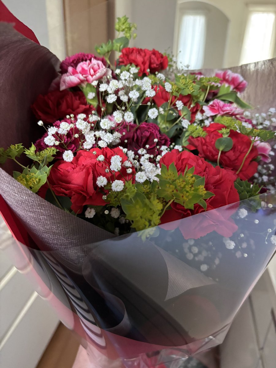 karina0666's tweet photo. 1日早いけど娘と夫から母の日の花束をもらいました💐
朝3人で出かけて行ったから怪しいと思ったら🤭
ありがとう♡ https://t.co/acMDAaw0t4