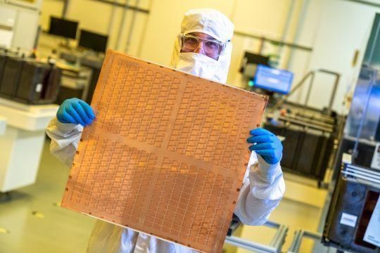 PCNews_ge's tweet photo. 🚀 Intel მინის სუბსტრატებით ჩიპების რევოლუციას იწყებს!

🔹 ჩაანაცვლებს ორგანულ მასალებს 3 წელში
🔹 გაუძლებს უმაღლეს თერმულ სტრესს
🔹 მონაცემთა გადაცემა სინათლის სიჩქარით

🔗 https://t.co/nuVNYldUs1

#Intel #TechNews #AI https://t.co/btBTvLkJ1s