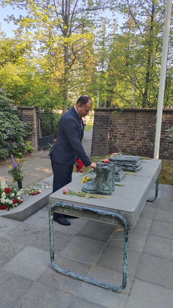 Today on the occasion of the 81st anniversary of the Victory in the Great Patriotic War, CDA of 🇧🇾 to 🇳🇱, and Counsellor of the Embassy, laid wreaths at the Monument to Soviet Soldiers, the Memorial to the Allies, and the Tomb of the Unknown Soldier at Rusthof Cemetery in Leusden