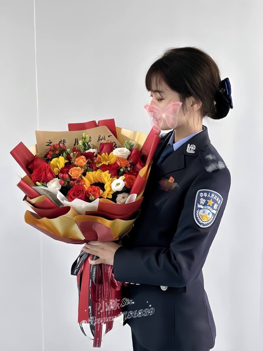 限时微露脸，是不是你们心里女警的样子，不会想的是弄到我脸上吧… https://t.co/cdLvtff9pr