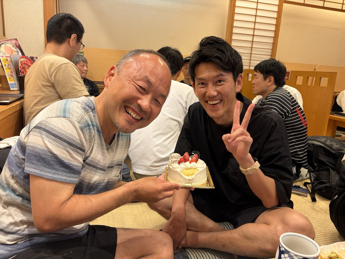 ojiringa40's tweet photo. ※おまけ
そして本日、関選手のお誕生日でした🎂
祝勝会の時にみんなでお祝い！
来季も活躍すること間違いないでしょう🎉 https://t.co/cRi8c8i3Lx