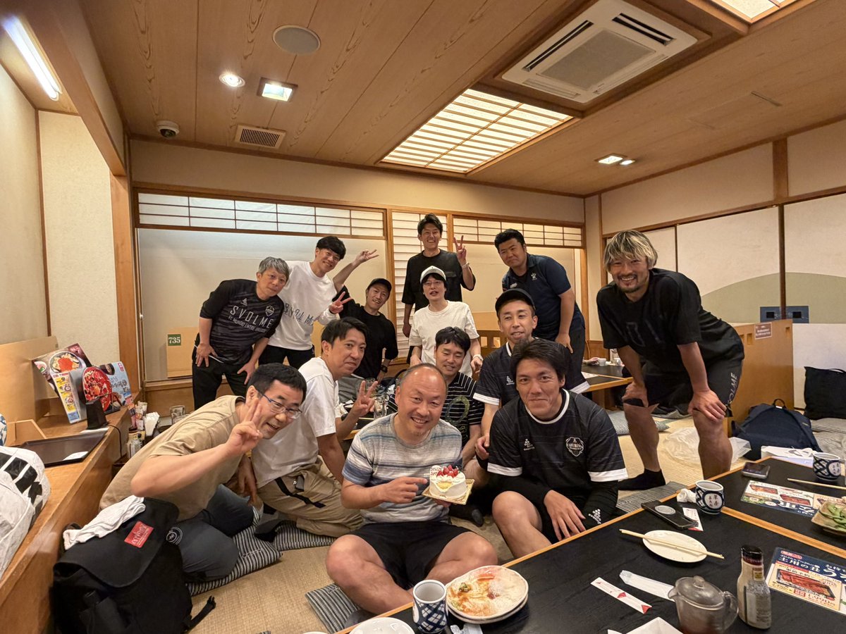 ojiringa40's tweet photo. ※おまけ
そして本日、関選手のお誕生日でした🎂
祝勝会の時にみんなでお祝い！
来季も活躍すること間違いないでしょう🎉 https://t.co/cRi8c8i3Lx