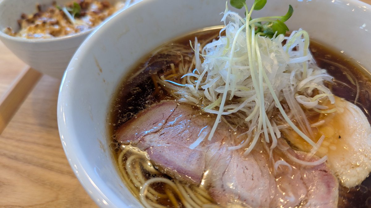 zootabb's tweet photo. 今日の夕飯はオシャレらーめん
腕組みしてるおじさんが看板に書いてあるラーメン屋とは対極にいる存在
見た目通り仕事の昼休憩に食べる感じの味というとよりは、休日の昼下がりにゆったり食べる感じのあっさり味だった
#MENRIN https://t.co/2Lvl0p80wl