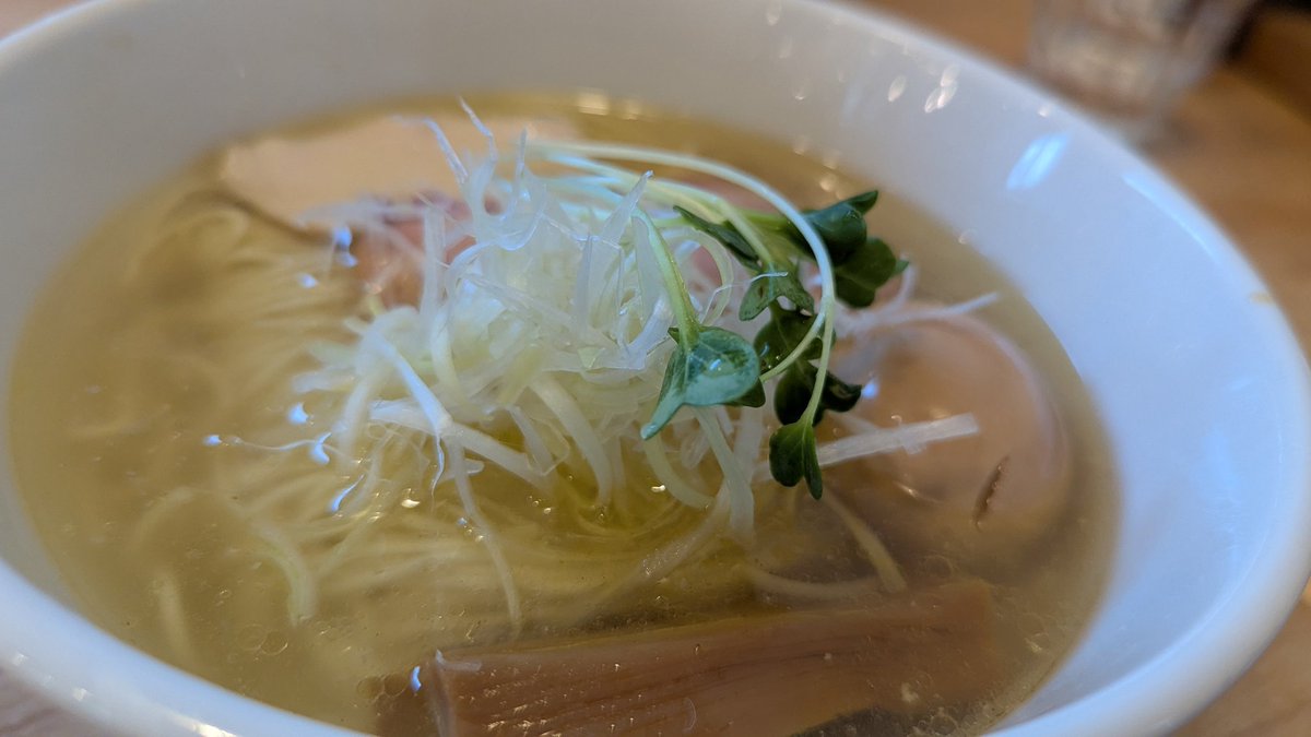 zootabb's tweet photo. 今日の夕飯はオシャレらーめん
腕組みしてるおじさんが看板に書いてあるラーメン屋とは対極にいる存在
見た目通り仕事の昼休憩に食べる感じの味というとよりは、休日の昼下がりにゆったり食べる感じのあっさり味だった
#MENRIN https://t.co/2Lvl0p80wl