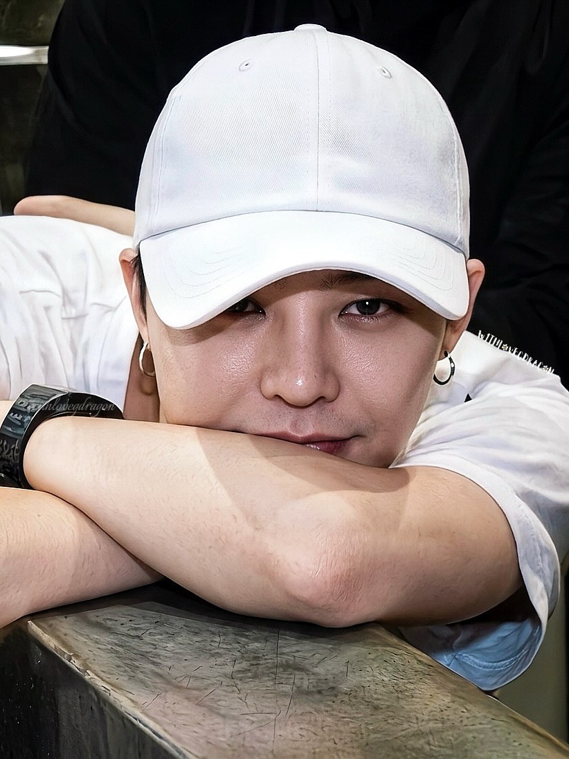 ⚽️ For the 2026 FIFA World Cup, Nike didn't call a sportswear designer for Korea. They called G-DRAGON.

🌼 GDRAGON's brand - has been selected to represent South Korea in Nike's collection.

🇰🇷🐲 Korea is the only country in this collection whose representative is a Kpop artist.