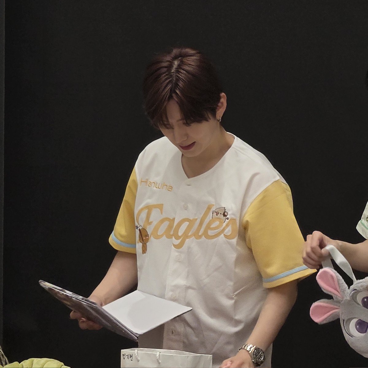 🧎‍♂️🧎‍♂️ 뭔가 너무잘어울릴것같아서 급하게준비했는데 
한화 유니폼보더니 오늘 자기놀리는거냐며 lg빼고 다잇다고 😪💦💦 #기현