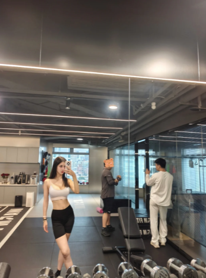 要不说男生能肾虚呢，非得贪那最后一下，每次撸到快射就停下来憋着呗，等不想射在继续撸，这样不射出来就不会有营养流失也不会肾虚了 https://t.co/eRtn8HAA0j