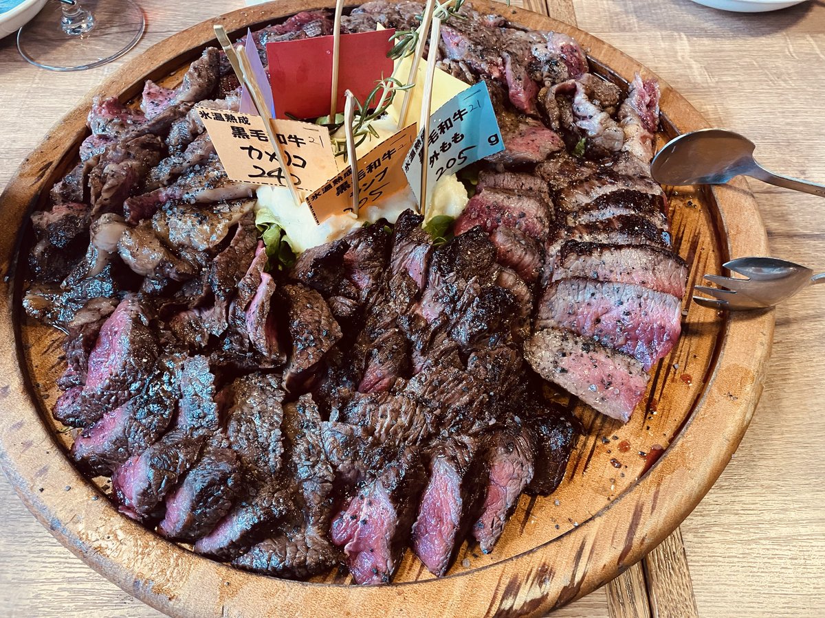 konitsubaki's tweet photo. GWはお友達の生誕お祝いお肉会に行ってきました！普段全然食べないから部位わからなすぎた🫠ランプ特に美味しかった😋😋

その後は浴びるほど飲んできました( ˘ω˘ ) ｽﾔｧ… https://t.co/vu6nofEtA0