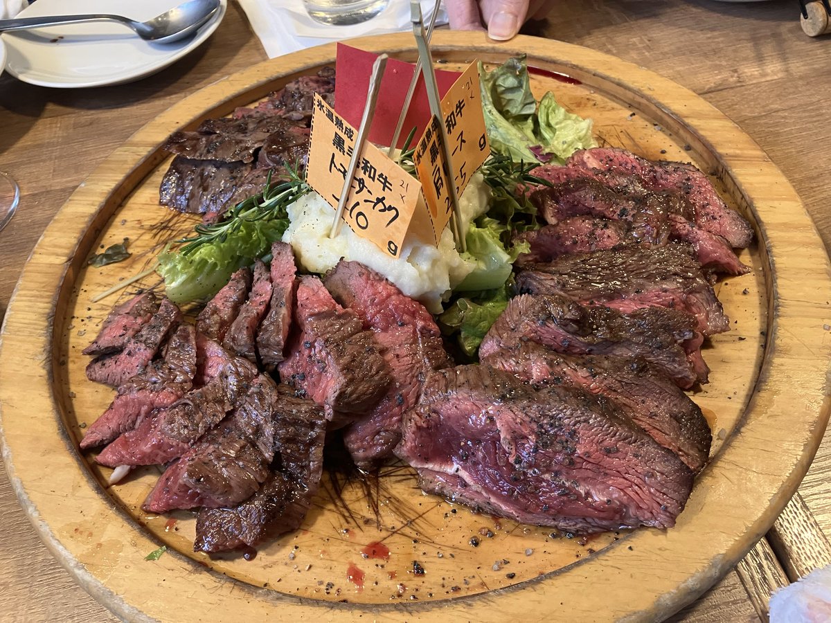 konitsubaki's tweet photo. GWはお友達の生誕お祝いお肉会に行ってきました！普段全然食べないから部位わからなすぎた🫠ランプ特に美味しかった😋😋

その後は浴びるほど飲んできました( ˘ω˘ ) ｽﾔｧ… https://t.co/vu6nofEtA0
