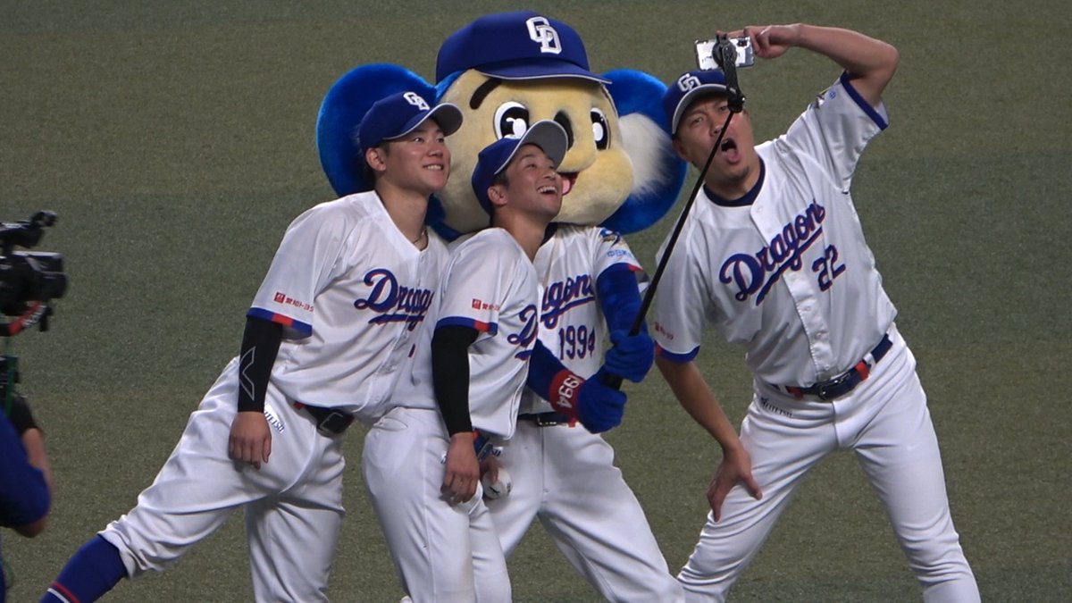 shiodra1's tweet photo. 同学年二遊間とドアラとお笑い芸人！！

村松の足かわいすぎる https://t.co/d7sFjMJ7V4