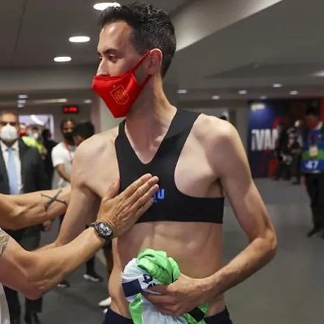 Busquets with this physique missed only 16 games in 16 seasons.😳