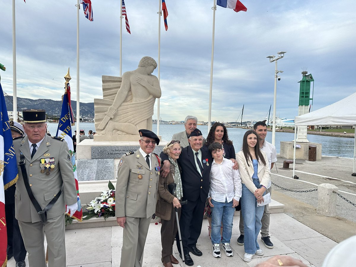 MassonC's tweet photo. Cérémonie du #8Mai 1945 à #LaSeyneSurMer https://t.co/CGvp3GuN16
