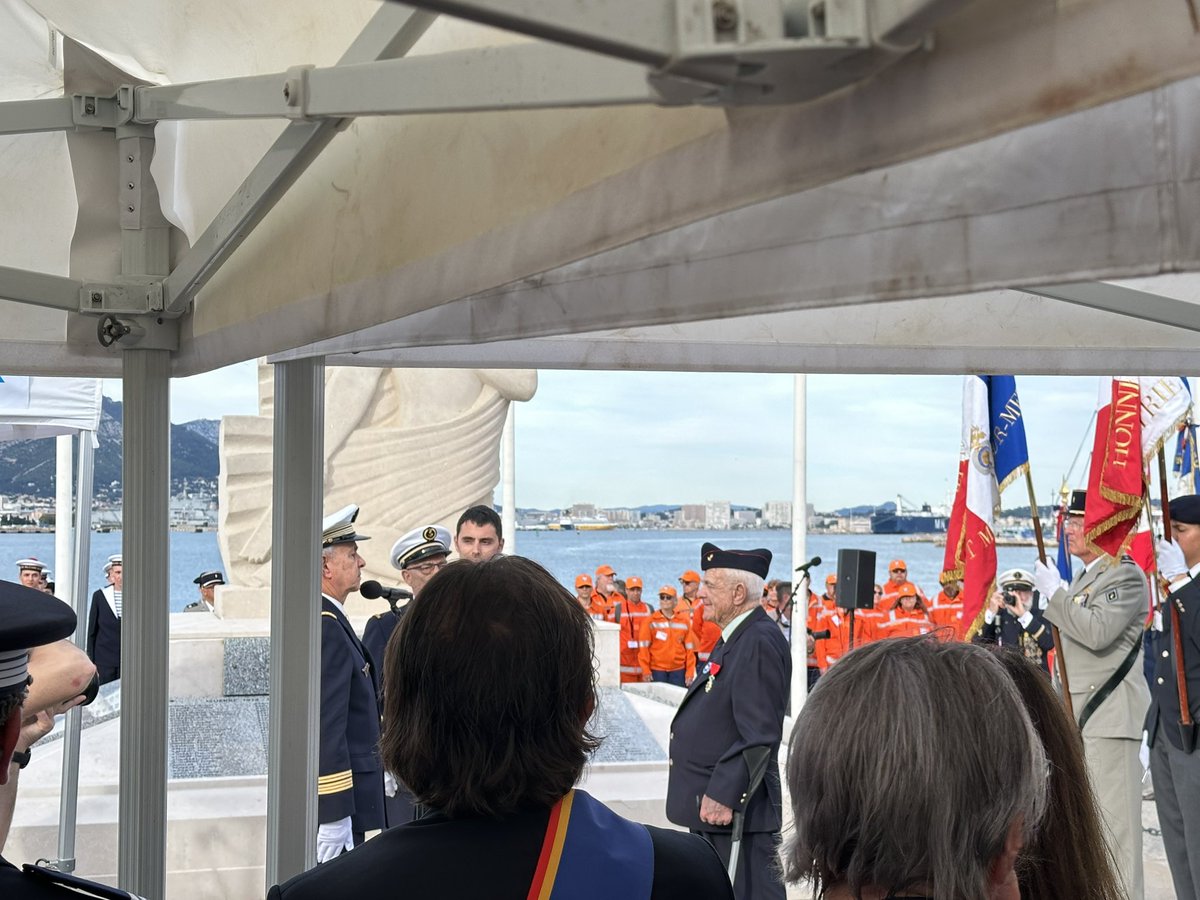 MassonC's tweet photo. Cérémonie du #8Mai 1945 à #LaSeyneSurMer https://t.co/CGvp3GuN16