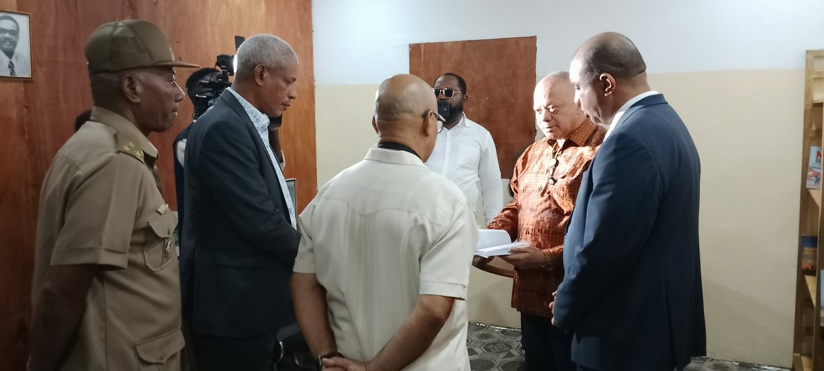 OscarAmbCuba's tweet photo. @embacuba_angola donó varios libros al Foro de Antiguos Combatientes la Batalla de Cuito Cuanaval cuyos contenidos destacan la historia común de #Cuba y #Angola . Además una 🇨🇺 y un retrato de Fidel. Los libros son cortesía del @centrofidel 
#100AñosConFidel https://t.co/cc1u1GnHDd