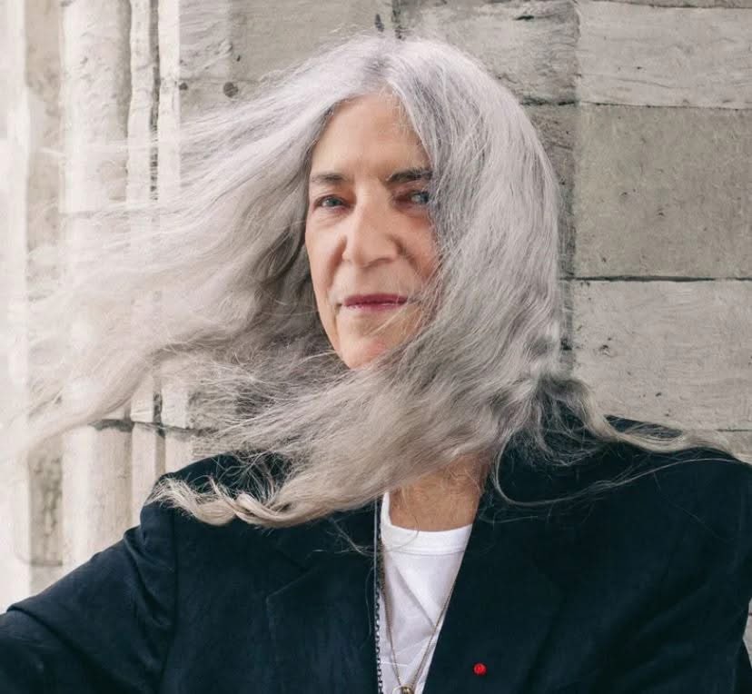 "Ne cherche pas à être cool. Sois passionné, sois engagé, sois toi-même. L’authenticité est plus punk que n’importe quelle veste en cuir. Écris, chante, crée — même si personne n’écoute. Car le véritable art naît de l’âme, pas des applaudissements."
Patti Smith