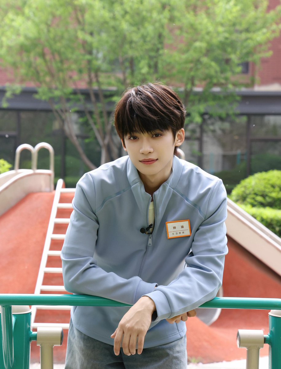 [260509] Ruihe Entertainmemt Rednote Update

ZiYu | Handsome Butler ✅ Butler for the Handsome ✅ 

Behind-the-scenes footage of the handsome butler @我是梓渝_ is here 📸

#ZiYu #梓渝