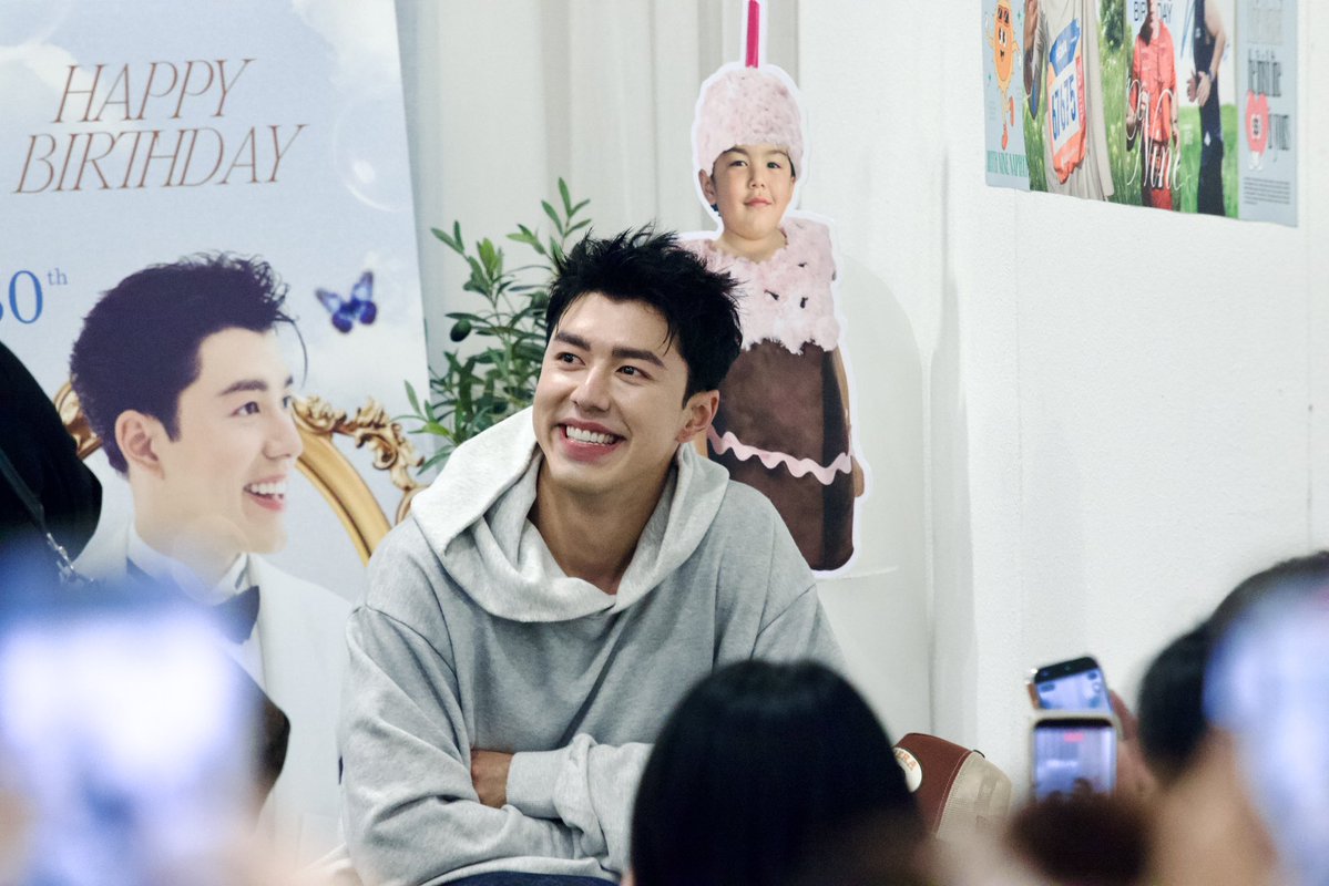 Birthday boy in da house 😆🤏🏻
🥳🎂💙

#OurBelovedNineNaphat
#naphat_nine #นายณภัทร