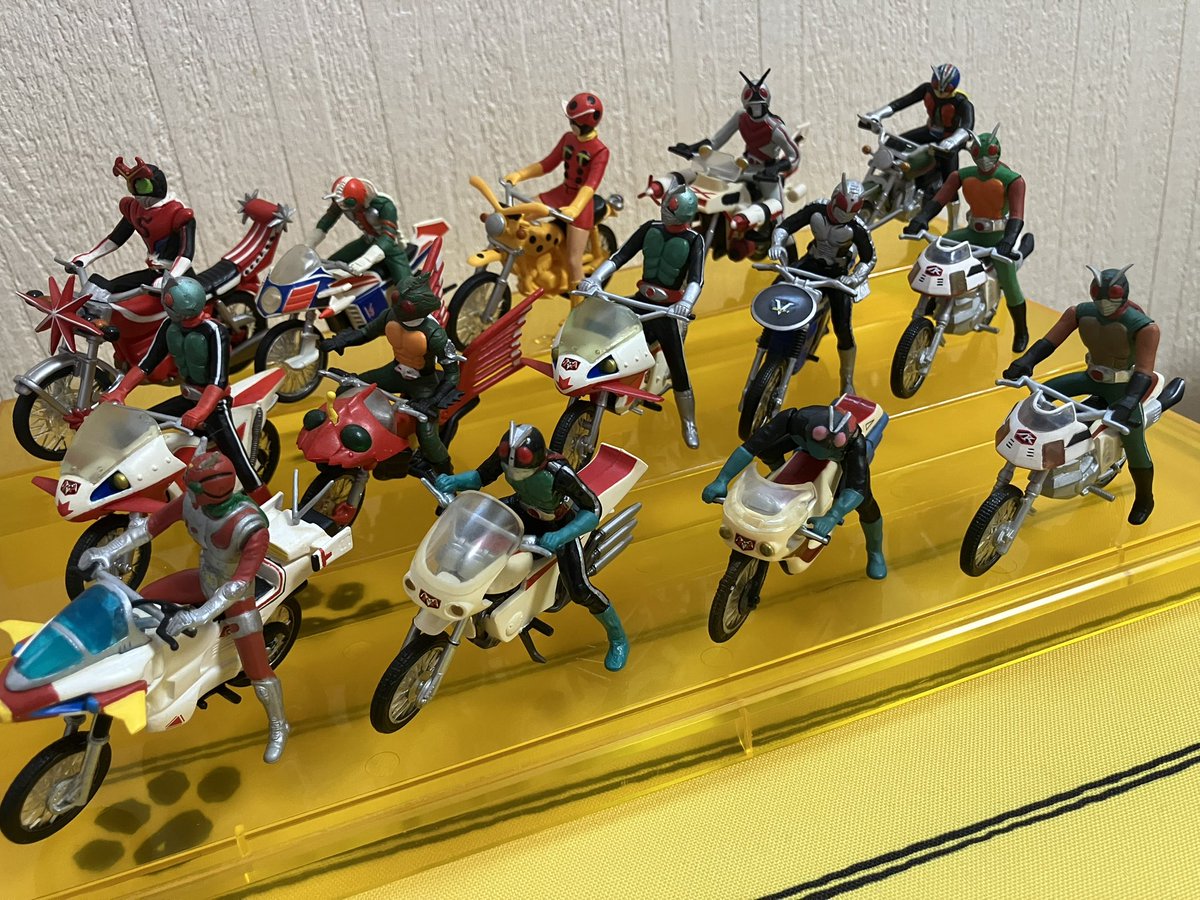 新たに4台出てきたので 孫が並べてくれたケースに追加‼️ 仮面ライダー