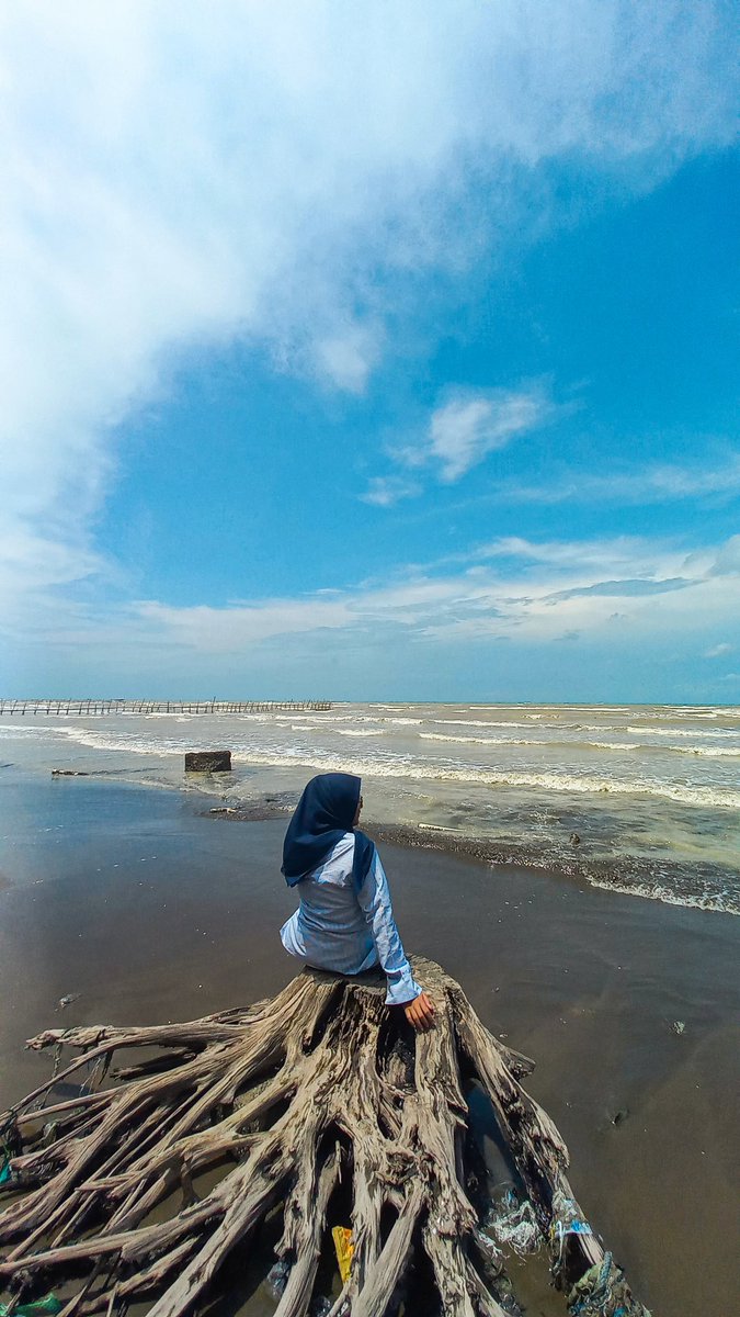 aleeshpa's tweet photo. seru bgt belakang kantor langsung pantai jadi bisa tiap hari liat laut https://t.co/HDSRg0yZEx