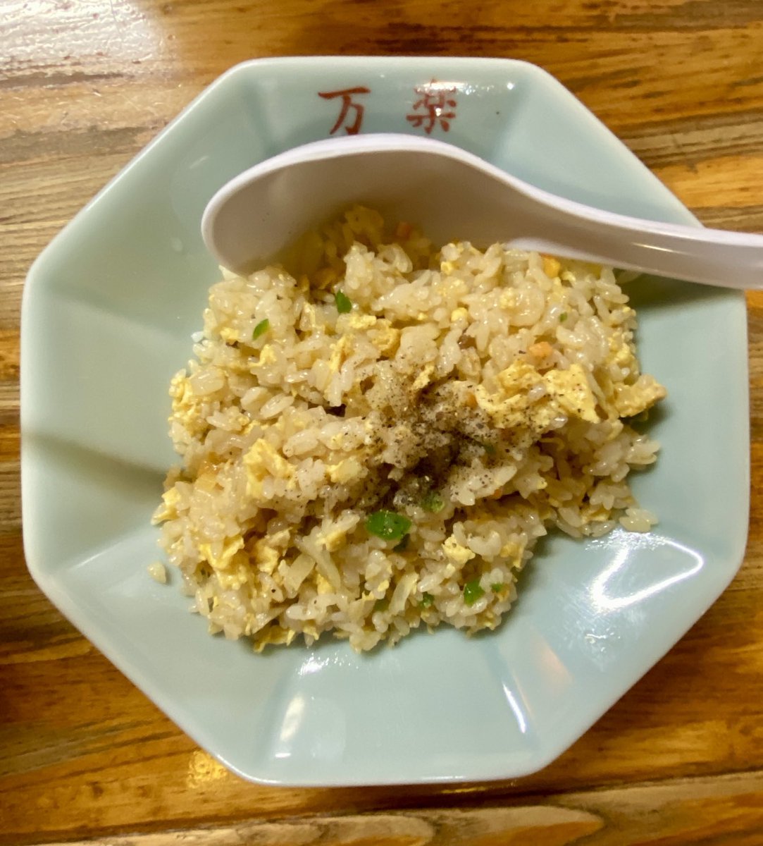 chillpepper_tv's tweet photo. 万楽🍥伊奈町

カントンメン🍜
半チャーハン🍚

住宅街🏘️に突如現れるオアシス的な街中華に初訪問🥢🙋🏻‍♂️カウンターから見えるマスターの鍋技と健やかな味付けはチェーン店には出来ない味やスタイル 堂々としてオリジナルな一杯&amp;焼飯は毎日でも食べたいと思うほど
美味しかった😋👍✨
#万楽 #街中華 #麺活 https://t.co/6F5wAhI4o8