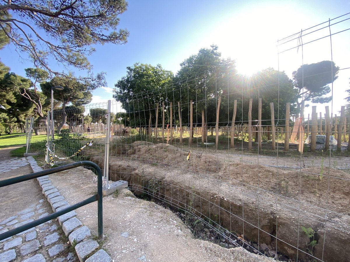 TamaraSanfabio's tweet photo. Siento ser pesada @MADRID pero sé lo importante que es el juego para la infancia y es desolador que lleve MÁS DE UN AÑO la zona infantil del Parque Dehesa de La Villa en esta situación de abandono. Un a��o ROBADO a los niñ@s. https://t.co/mz3qhLGPJt