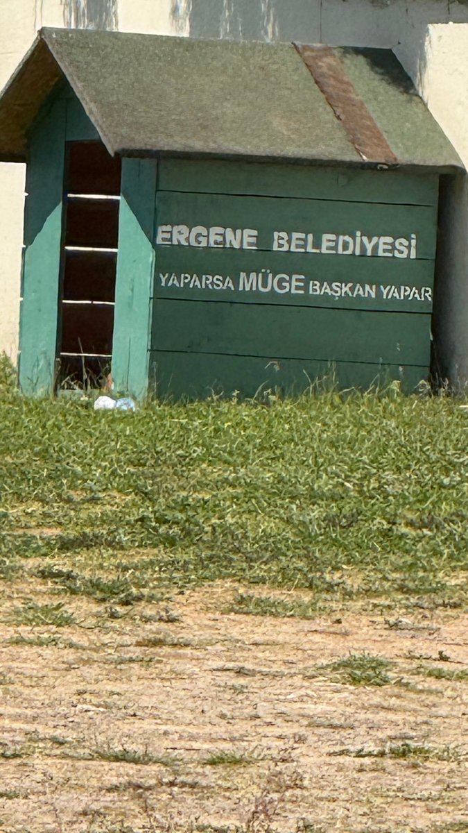 Tekirdağ’da Ak Partili bir belediye okul önüne köpek kulübesi koymuş. 😳

#okuldaköpekolmaz