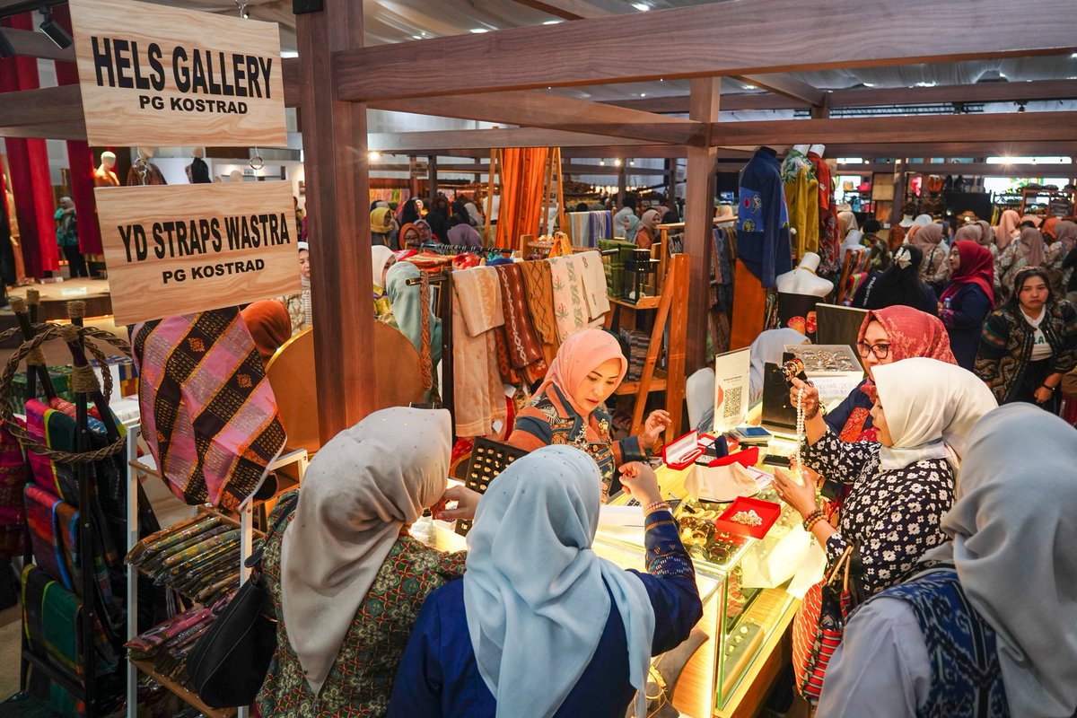 Cakra_Kostrad's tweet photo. Helsgallery Jadi Magnet Hari Kedua Pameran PERSIT BISA Vol. II, Perhiasan Karya Persit Kostrad Tembus Pasar Dunia
.
#persitbisa
#persitkck
#persitpgkostrad
#kostrad #penkostrad https://t.co/VTdNefcXPZ