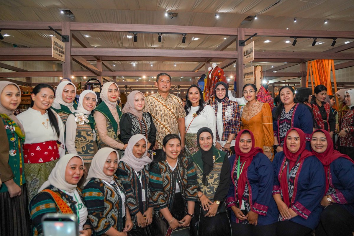 Cakra_Kostrad's tweet photo. Helsgallery Jadi Magnet Hari Kedua Pameran PERSIT BISA Vol. II, Perhiasan Karya Persit Kostrad Tembus Pasar Dunia
.
#persitbisa
#persitkck
#persitpgkostrad
#kostrad #penkostrad https://t.co/VTdNefcXPZ