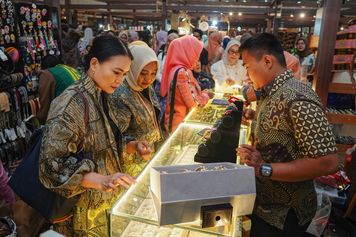 Cakra_Kostrad's tweet photo. Helsgallery Jadi Magnet Hari Kedua Pameran PERSIT BISA Vol. II, Perhiasan Karya Persit Kostrad Tembus Pasar Dunia
.
#persitbisa
#persitkck
#persitpgkostrad
#kostrad #penkostrad https://t.co/VTdNefcXPZ