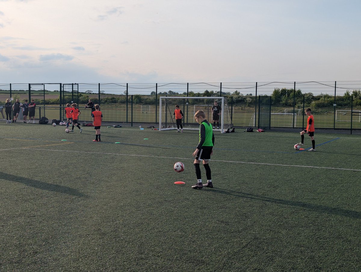 TheYoungDaniels's tweet photo. A huge thank you to Matt Easton and @LincolnshireFA for delivering a fantastic CPD session at Borderville last night. 

This was the first of a series of events that will be delivered at the club in the coming months, with lots more to come! ⚽🤓

#grassrootsfootball https://t.co/teBCCkQgjr
