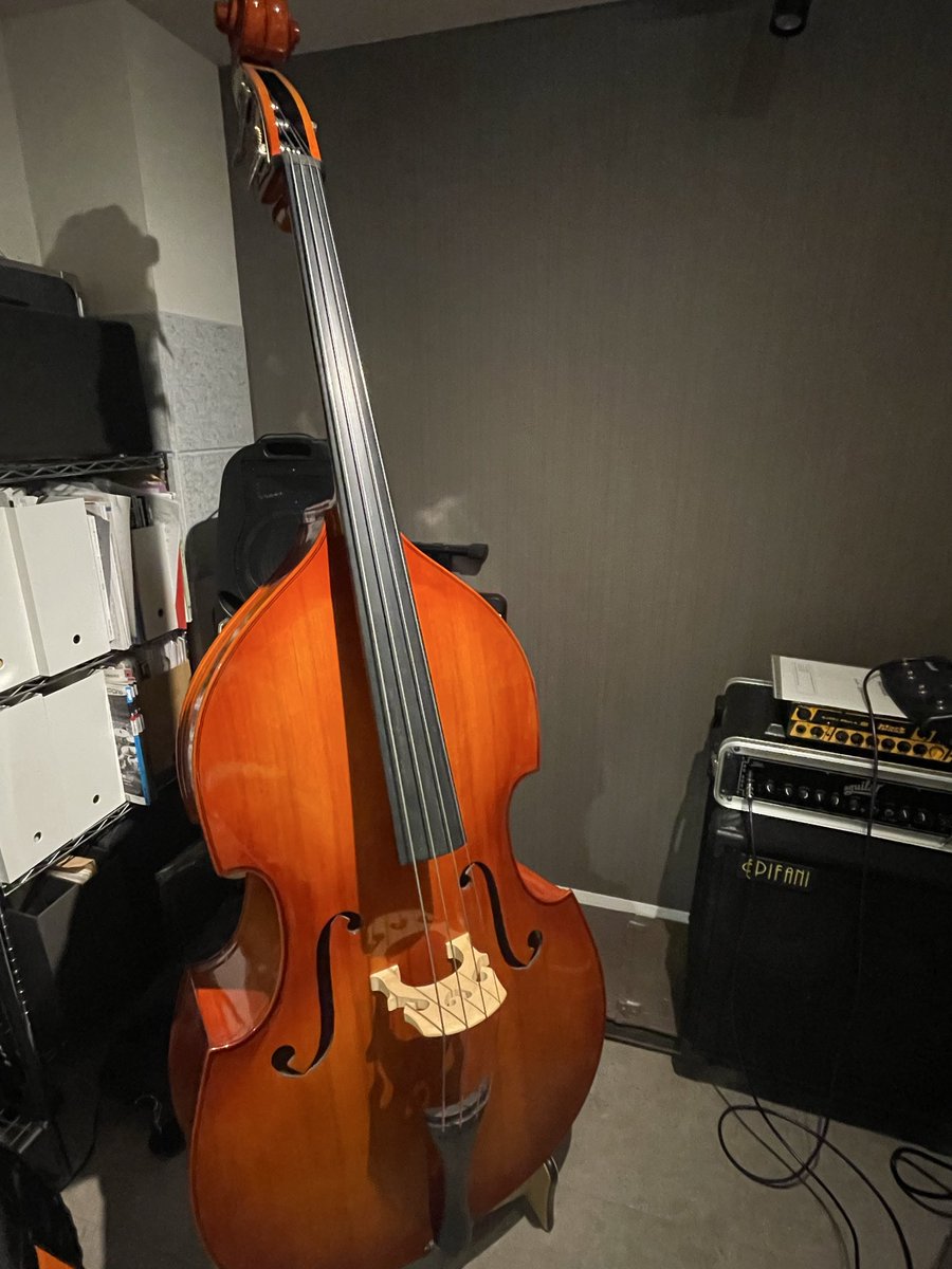 koki_jazz's tweet photo. 勢い任せにヤフオクで買ったコントラバスを調整して半日過ぎた。G弦がビビるので駒をアジャスター付きに替えようとしていてまだまだ時間かかるけど楽器いじりにちょうど良い。 https://t.co/pxspYMXXbR