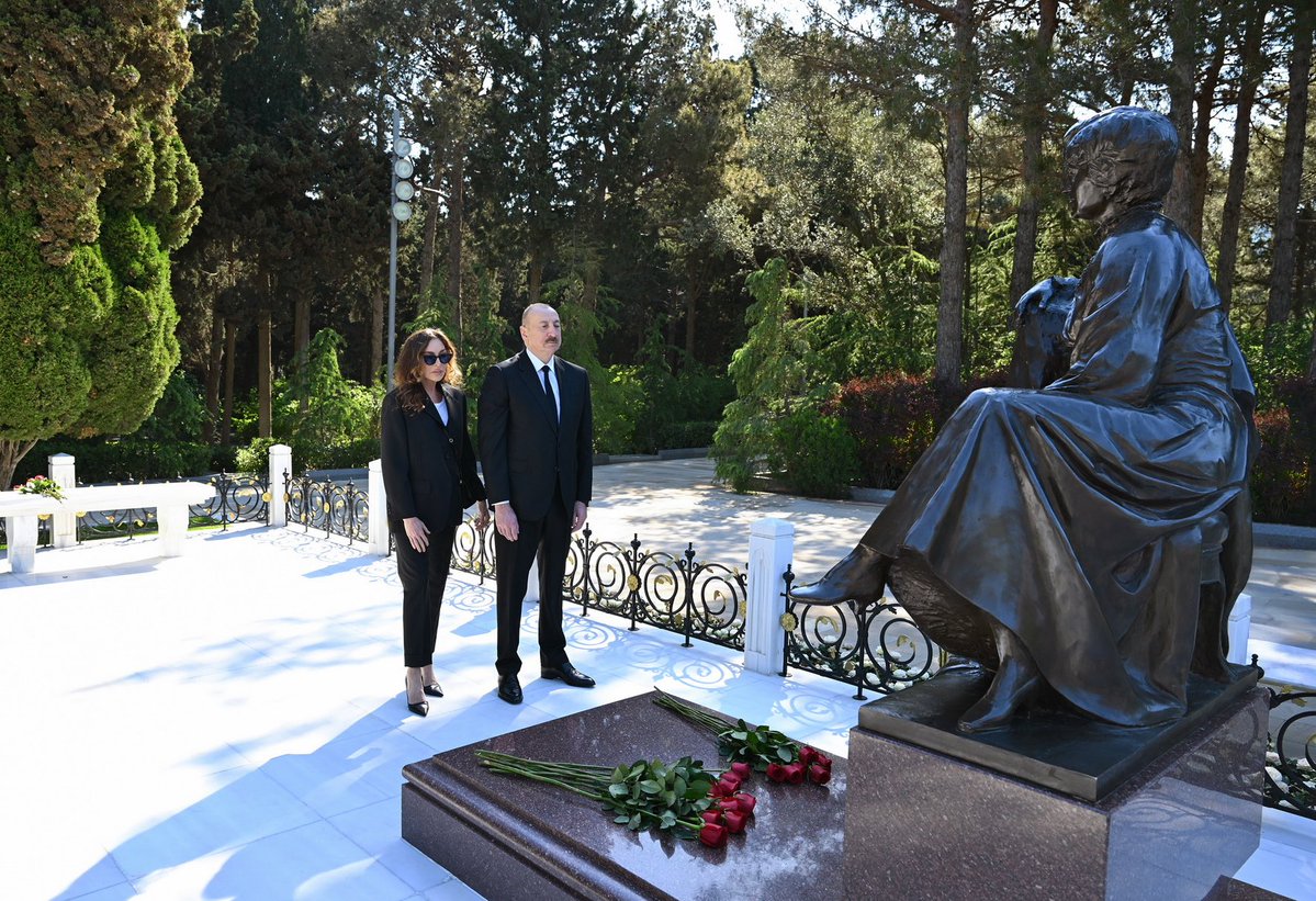 ✔Mayın 10-u müasir müstəqil Azərbaycanın memarı və qurucusu, xalqımızın dahi oğlu və Ümummilli Lideri Heydər Əliyevin anadan olmasının 103-cü ildönümü günüdür.
Bununla əlaqədar Azərbaycan Respublikasının Prezidenti İlham Əliyev və birinci xanım Mehriban Əliyeva mayın 9-da Fəxri