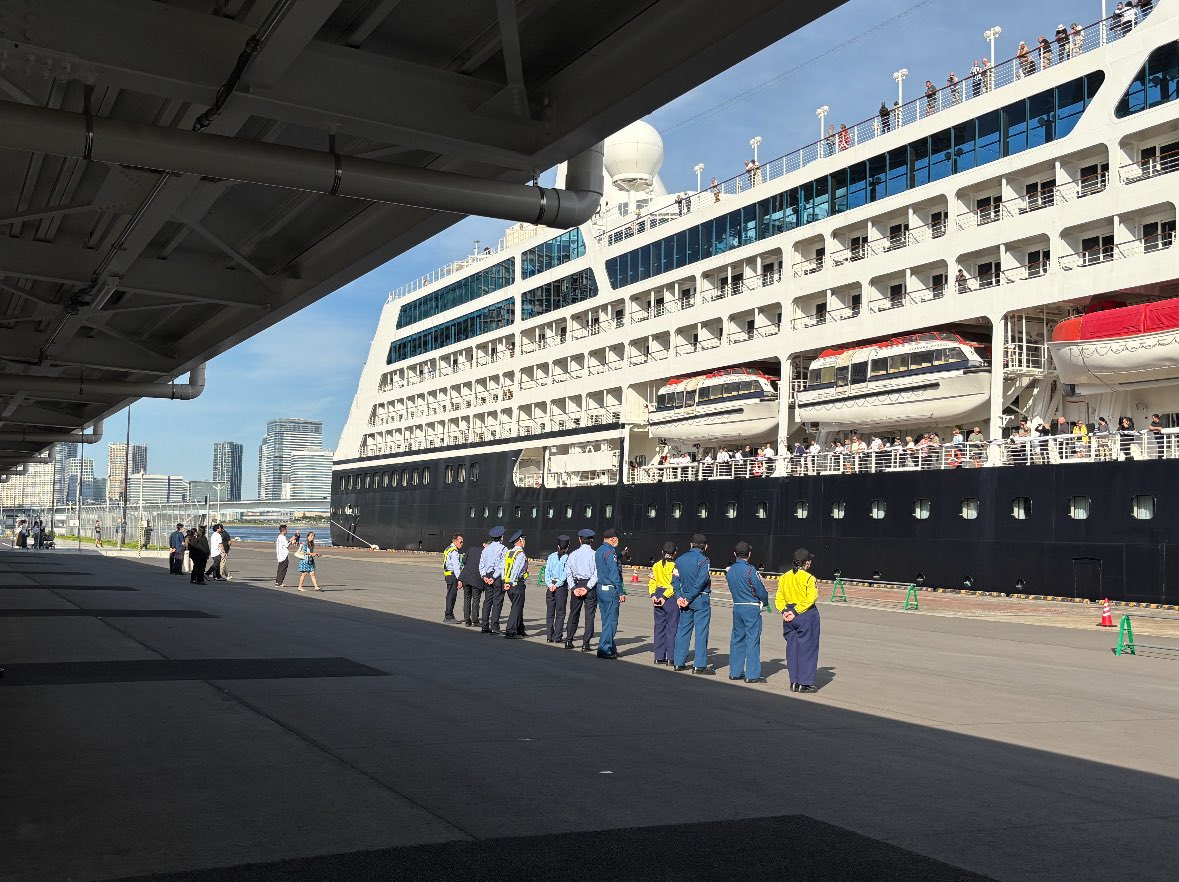 Harumi_CT's tweet photo. 昨日入港したAzamara Pursuitが先ほど無事出港しました！🚢🌬️💦
ご安航をお祈りしてます！🤞
見送りに来てくださった皆さまのおかげでとっても賑やかな出港となりました〜🫶
客船のある景色と過ごす休日...素敵ですよね！晴海ならではだと思います🙂‍↕️

#晴海
#晴海客船ターミナル
#AzamaraPursuit https://t.co/0WSg5E1AAR