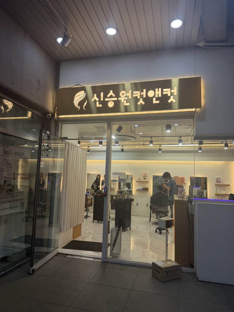 l95644's tweet photo. 【術後で髪洗えない人、韓国美容院おすすめすぎた🧴✨】

脂肪豊胸後でシャワー浴びれなくて、韓国で初めてシャンプーブローだけ行ってきた！
昔Xで見たレポと同じく15000wで、今も値段変わってなかった🥹（シャンプーブロー込みでこの値段）

予約なしで入れたし、お姉さんのシャンプー気持ちよすぎた…❣️

術後でお風呂きつい人におすすめ💛
江南駅5番出口すぐ！

#渡韓整形 #韓国美容院 #整形垢と繋がりたい
