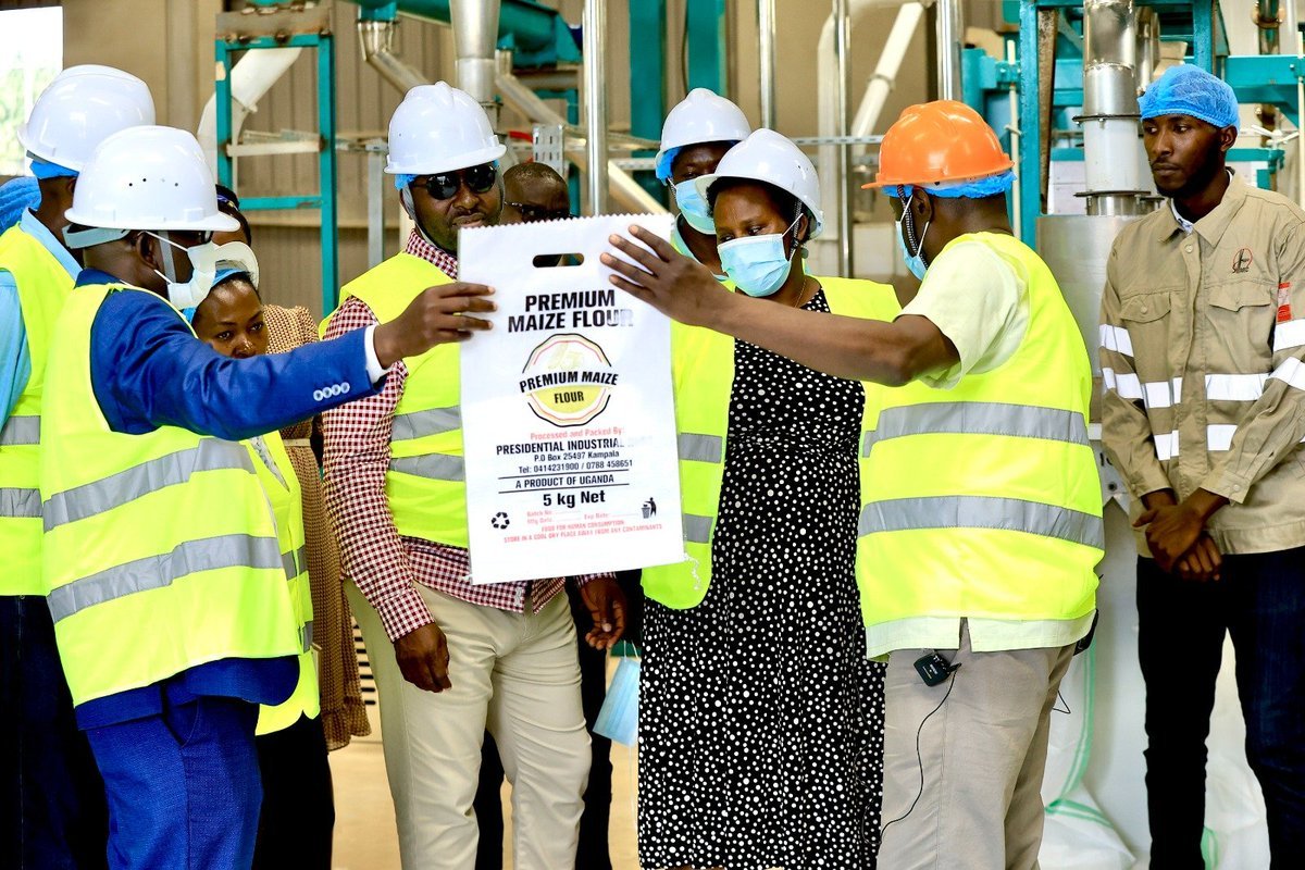 BelindahTyler's tweet photo. President Yoweri Museveni's investment of UGX 1 billion per hub is already showing results—maize flour, animal feeds, and silos now operational in Bunyoro. #WhyUgDecidedM7 https://t.co/2doyn6Dhlv