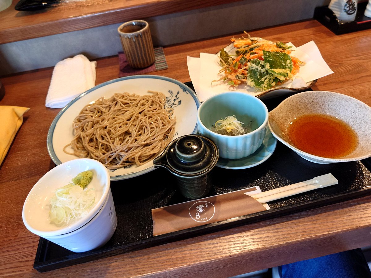 boy_nemui's tweet photo. 今日のお昼は久しぶりの蕎麦屋👌
午後は刃欠けのあった #越前加茂藤 
の包丁を#300でキッチリ刃出し
と三徳さんと牛刀二本の研ぎを
やってました。
#蕎麦 
#ALTSTONE 
#深シリーズ
#300 はザクザク研げる https://t.co/4YKfrafMHG